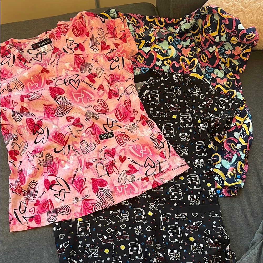 Colorful SCRUB TOPS BUNDLE!! X3 Heart and Animal Print Tops in XS...LIKE NEW!